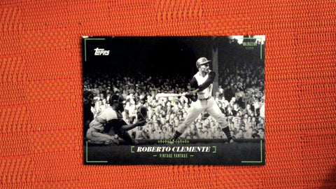 2022 Topps Black & White #VV-1 Roberto Clemente Vintage Vantage